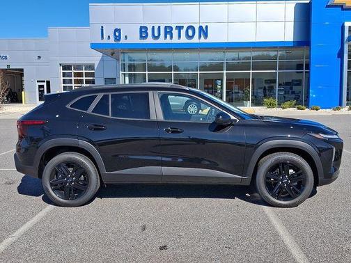 Black 2026 Chevrolet Trax ACTIV