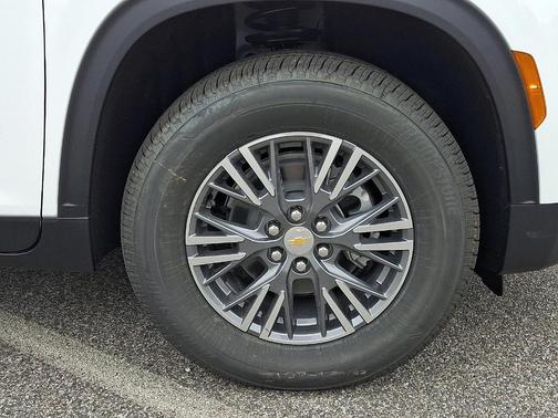 Summit White 2026 Chevrolet Traverse LT