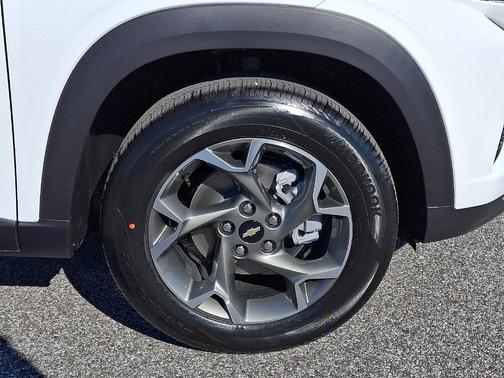 Summit White 2026 Chevrolet Trax LT