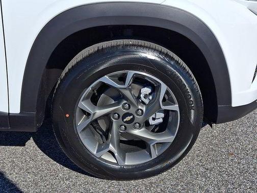 Summit White 2026 Chevrolet Trax LT
