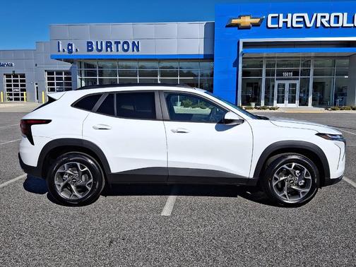 Summit White 2026 Chevrolet Trax LT