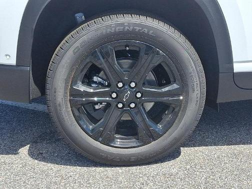 Summit White 2027 Chevrolet Traverse LT
