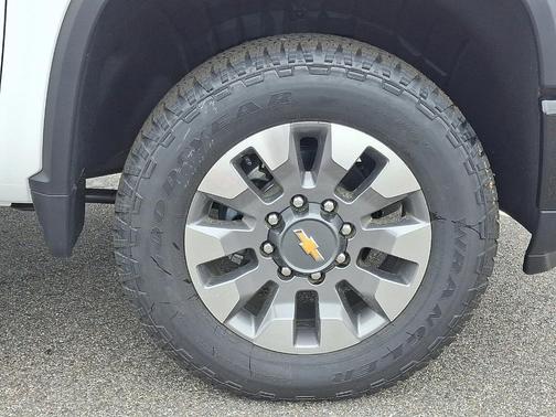 Summit White 2026 Chevrolet Silverado 2500 Custom