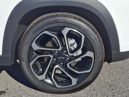 Summit White 2026 Chevrolet Trax 2RS