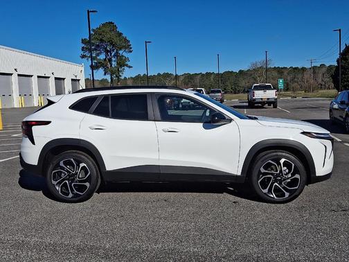 Summit White 2026 Chevrolet Trax 2RS