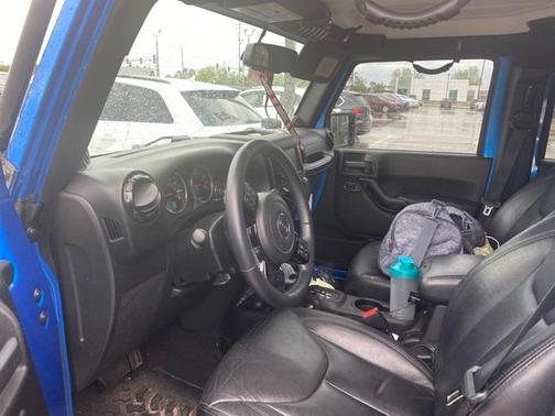 Photo 5 of 5 of 2014 Jeep Wrangler Unlimited Sahara