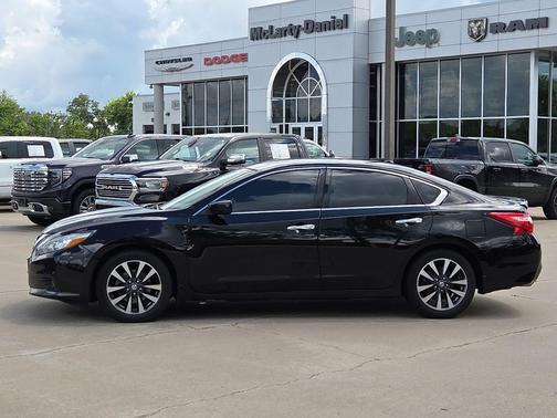 Super Black 2016 Nissan Altima 2.5 SV