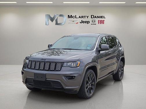 Granite Crystal Metallic Clearcoat 2018 Jeep Grand Cherokee Altitude