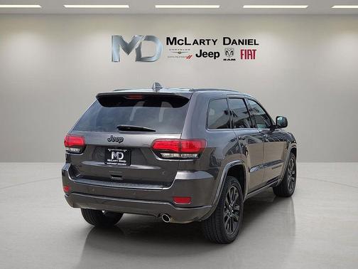 Granite Crystal Metallic Clearcoat 2018 Jeep Grand Cherokee Altitude