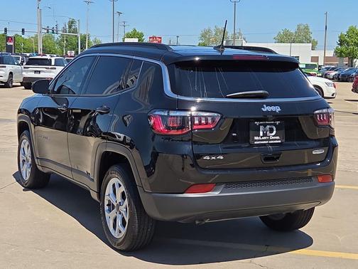 Diamond Black Crystal Pearlcoat 2025 Jeep Compass Latitude