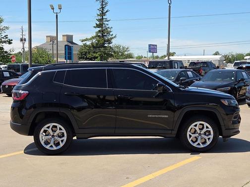 Diamond Black Crystal Pearlcoat 2025 Jeep Compass Latitude