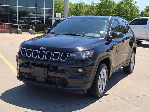 Diamond Black Crystal Pearlcoat 2025 Jeep Compass Latitude