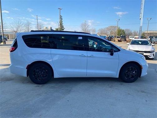 2024 Chrysler Pacifica Hybrid Premium S Appearance Pkg