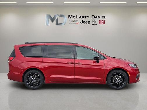 Red Hot Pearlcoat 2026 Chrysler Pacifica L