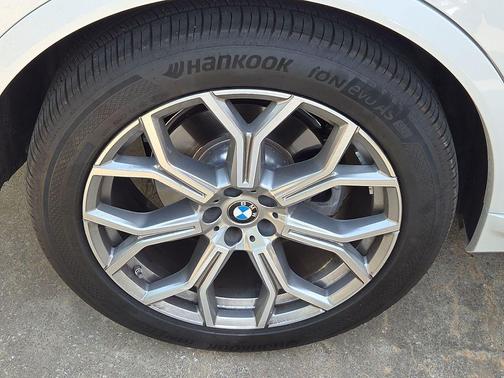 White Metallic 2025 BMW X7 xDrive40i
