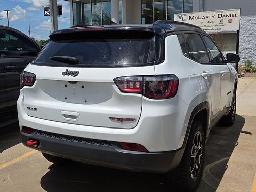 Bright White Clearcoat 2025 Jeep Compass Trailhawk