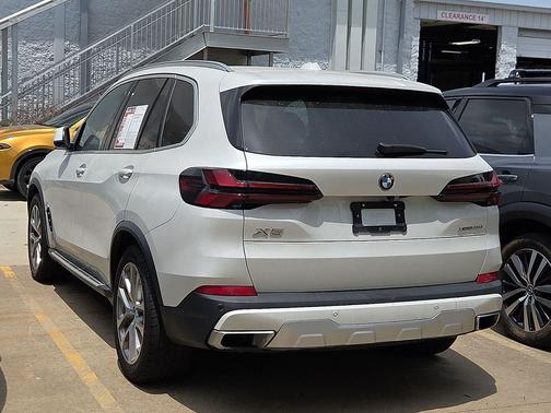 White Metallic 2024 BMW X5 xDrive40i