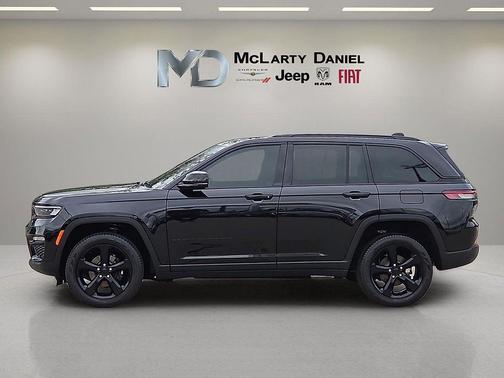 Diamond Black Crystal Pearlcoat 2024 Jeep Grand Cherokee Limited