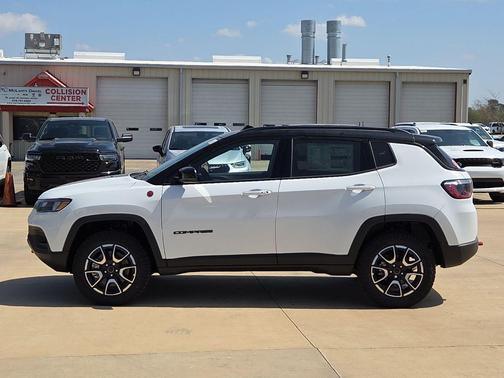 Bright White Clearcoat 2026 Jeep Compass Trailhawk