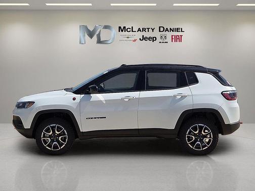 Bright White Clearcoat 2026 Jeep Compass Trailhawk