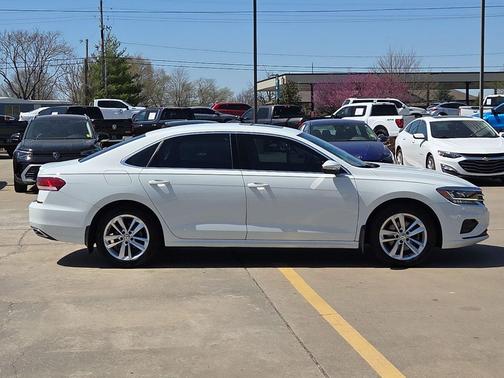 Pure White 2020 Volkswagen Passat 2.0T SE