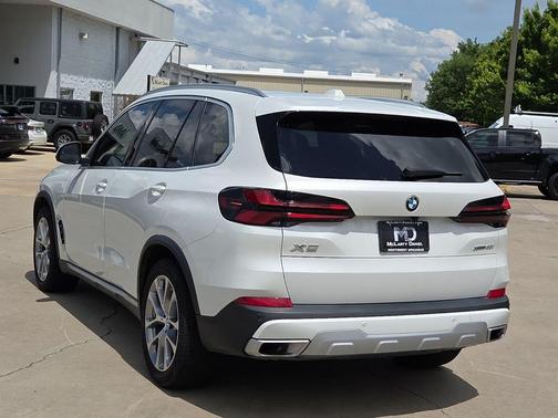 White Metallic 2025 BMW X5 xDrive40i