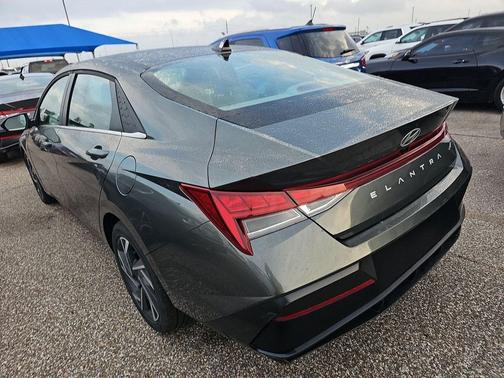 2025 Hyundai ELANTRA SEL