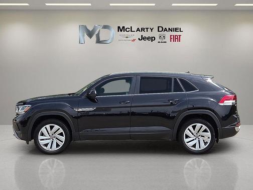 Deep Black Pearl 2022 Volkswagen Atlas Cross Sport 3.6L V6 SE w/Technology