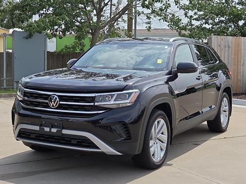 Deep Black Pearl 2022 Volkswagen Atlas Cross Sport 3.6L V6 SE w/Technology