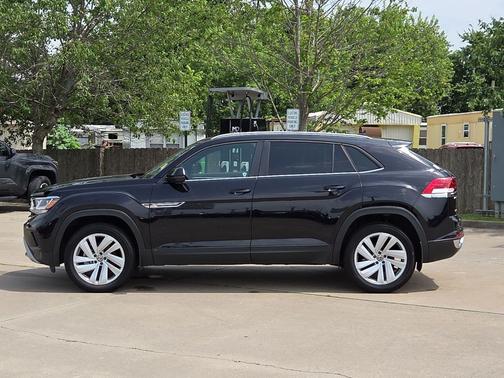 Deep Black Pearl 2022 Volkswagen Atlas Cross Sport 3.6L V6 SE w/Technology