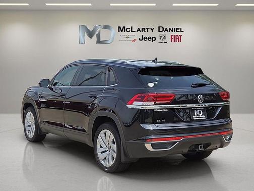 Deep Black Pearl 2022 Volkswagen Atlas Cross Sport 3.6L V6 SE w/Technology
