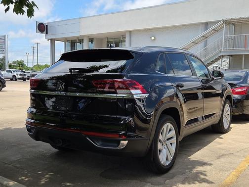 Deep Black Pearl 2022 Volkswagen Atlas Cross Sport 3.6L V6 SE w/Technology