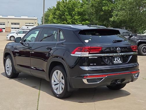 Deep Black Pearl 2022 Volkswagen Atlas Cross Sport 3.6L V6 SE w/Technology