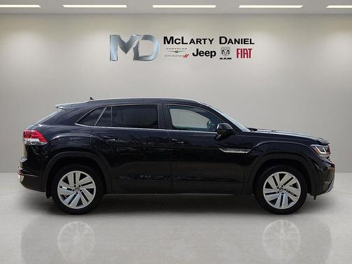 Deep Black Pearl 2022 Volkswagen Atlas Cross Sport 3.6L V6 SE w/Technology