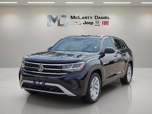 Deep Black Pearl 2022 Volkswagen Atlas Cross Sport 3.6L V6 SE w/Technology