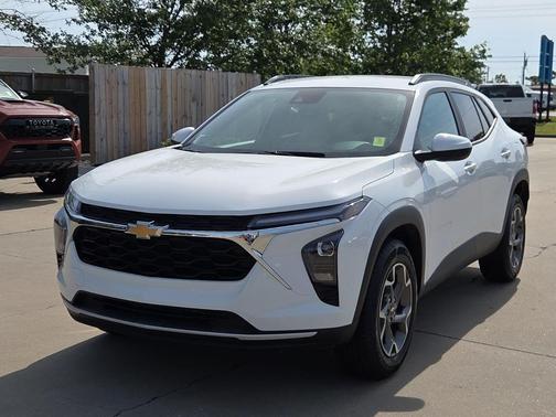 Summit White 2025 Chevrolet Trax LT