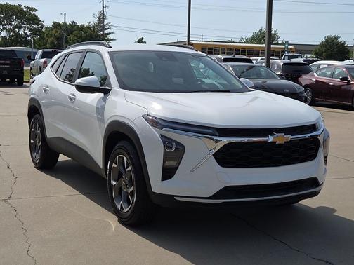 Summit White 2025 Chevrolet Trax LT