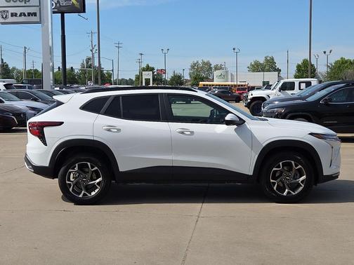 Summit White 2025 Chevrolet Trax LT