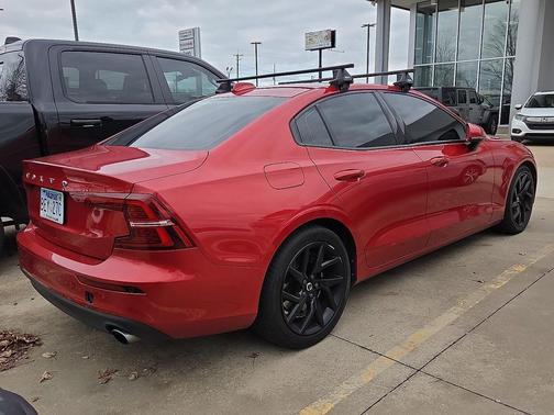 2020 Volvo S60 T6 Momentum