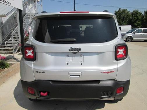 Photo 4 of 30 of 2019 Jeep Renegade Trailhawk