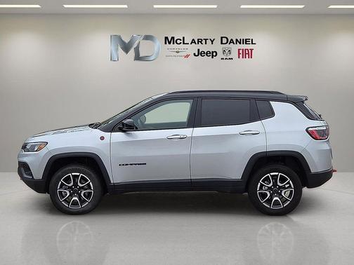 Silver Zynith Metallic Clearcoat 2025 Jeep Compass Trailhawk