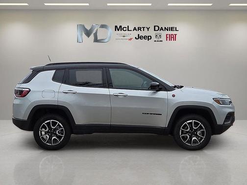 Silver Zynith Metallic Clearcoat 2025 Jeep Compass Trailhawk