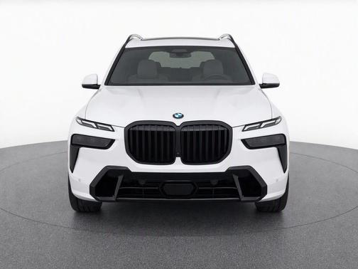 Mineral White Metallic 2026 BMW X7 xDrive40i