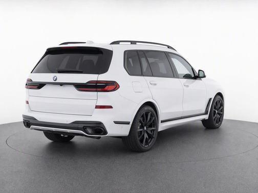 Mineral White Metallic 2026 BMW X7 xDrive40i