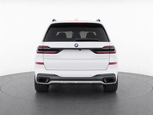 Mineral White Metallic 2026 BMW X7 xDrive40i