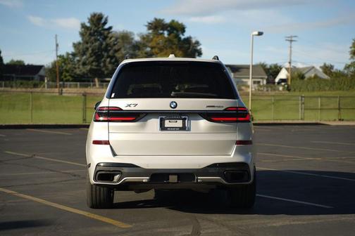 Mineral White Metallic 2023 BMW X7 xDrive40i