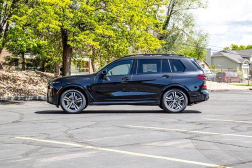Black Sapphire Metallic 2026 BMW X7 M60i