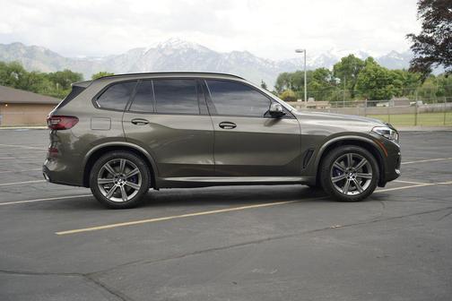 Manhattan Green Metallic 2023 BMW X5 xDrive40i