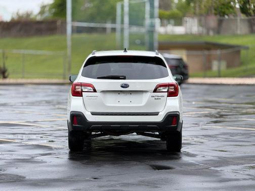 Crystal White Pearl 2018 Subaru Outback 3.6R Touring