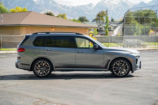 2025 BMW X7 M60i